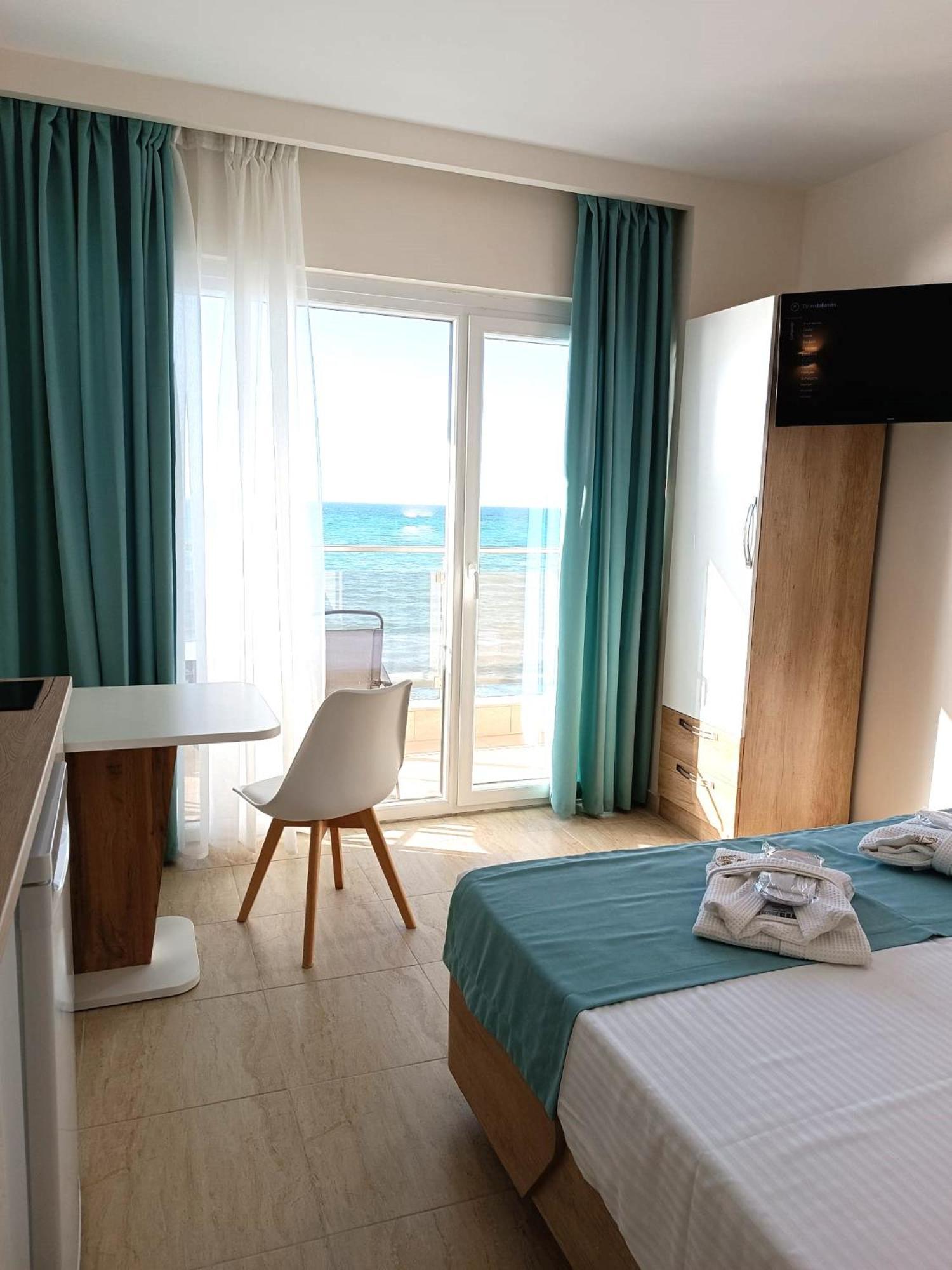Navarino Luxe Suites Peraia  Exterior photo