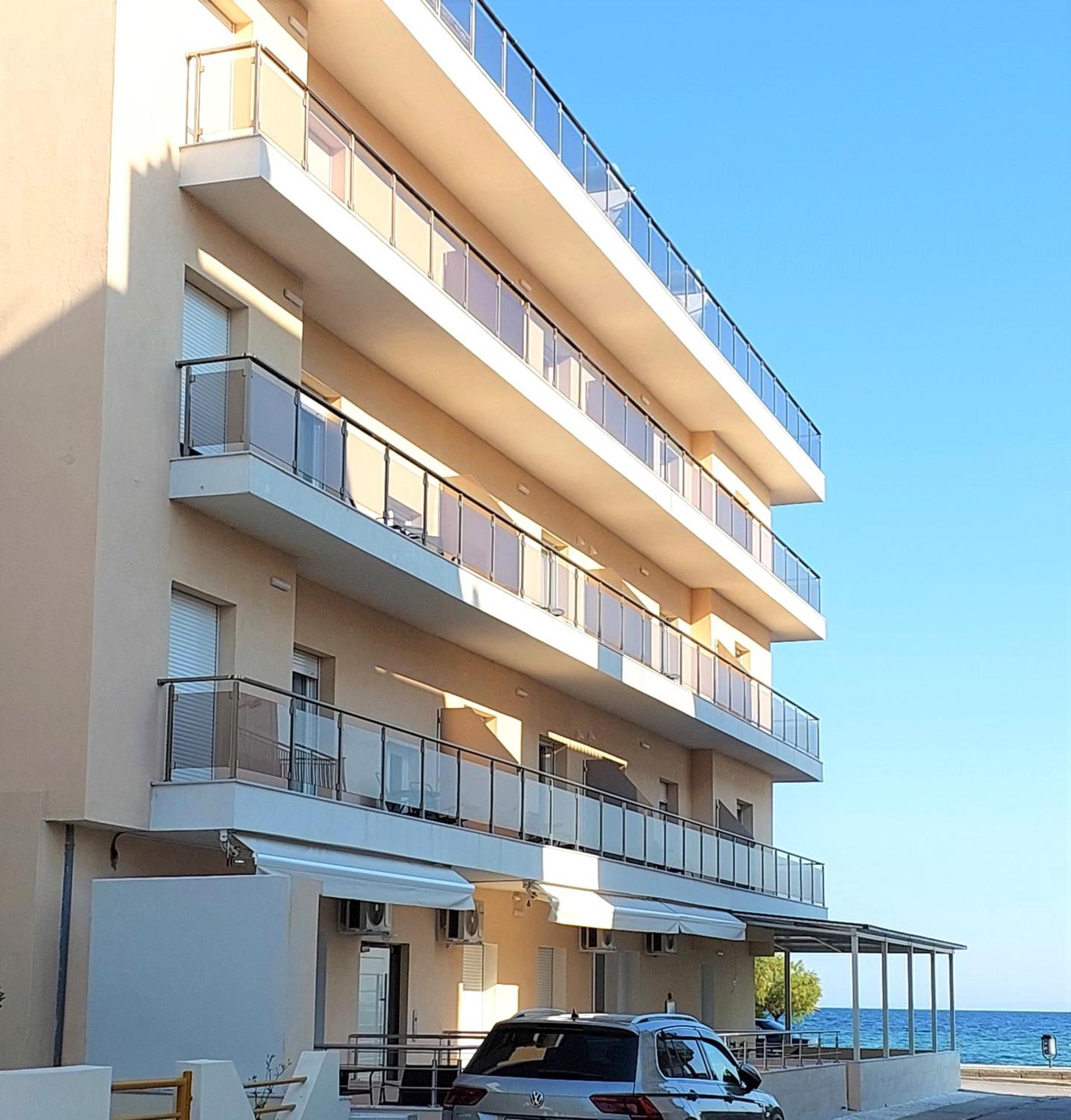 Navarino Luxe Suites Peraia  Exterior photo