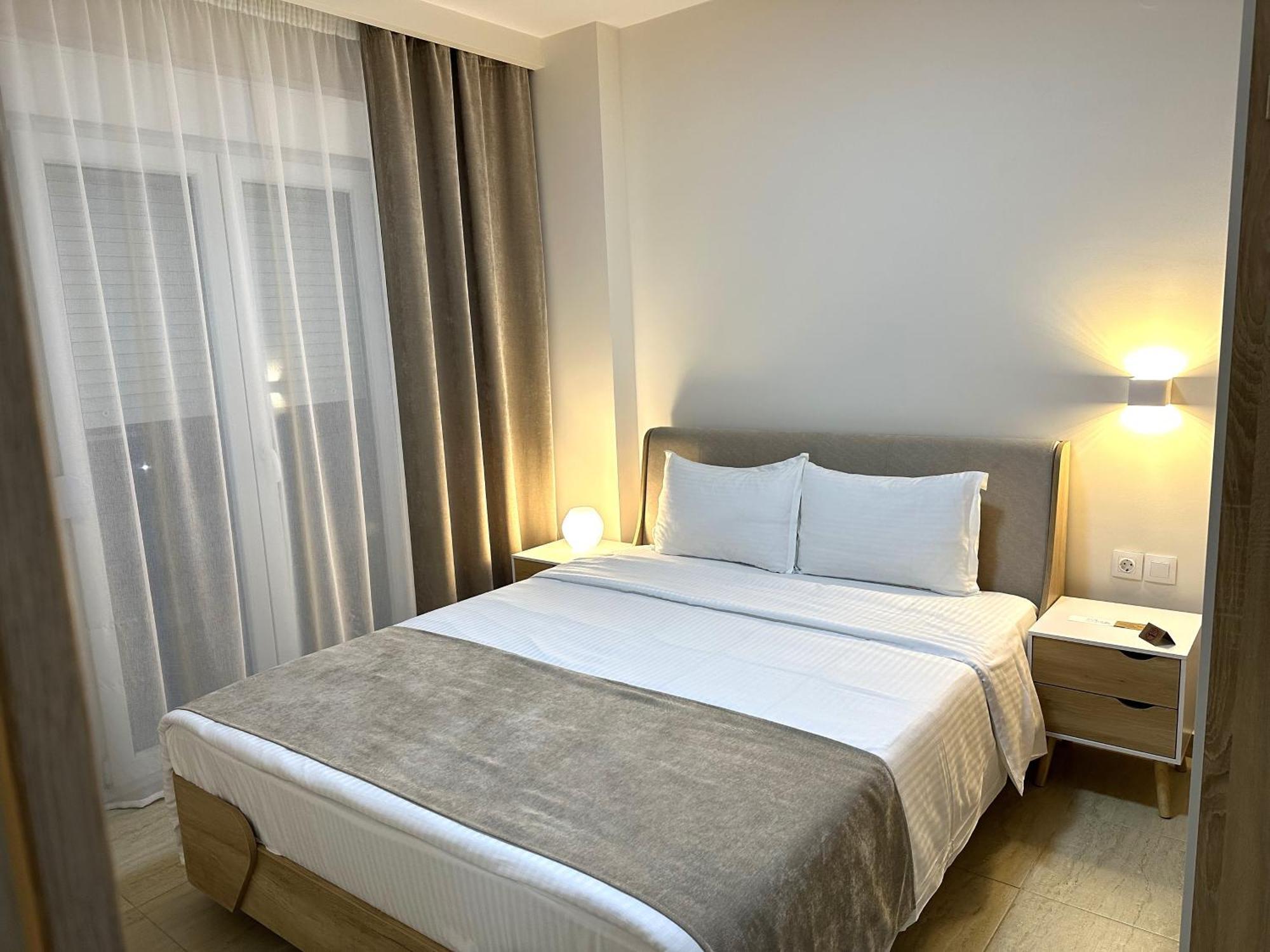 Navarino Luxe Suites Peraia  Exterior photo