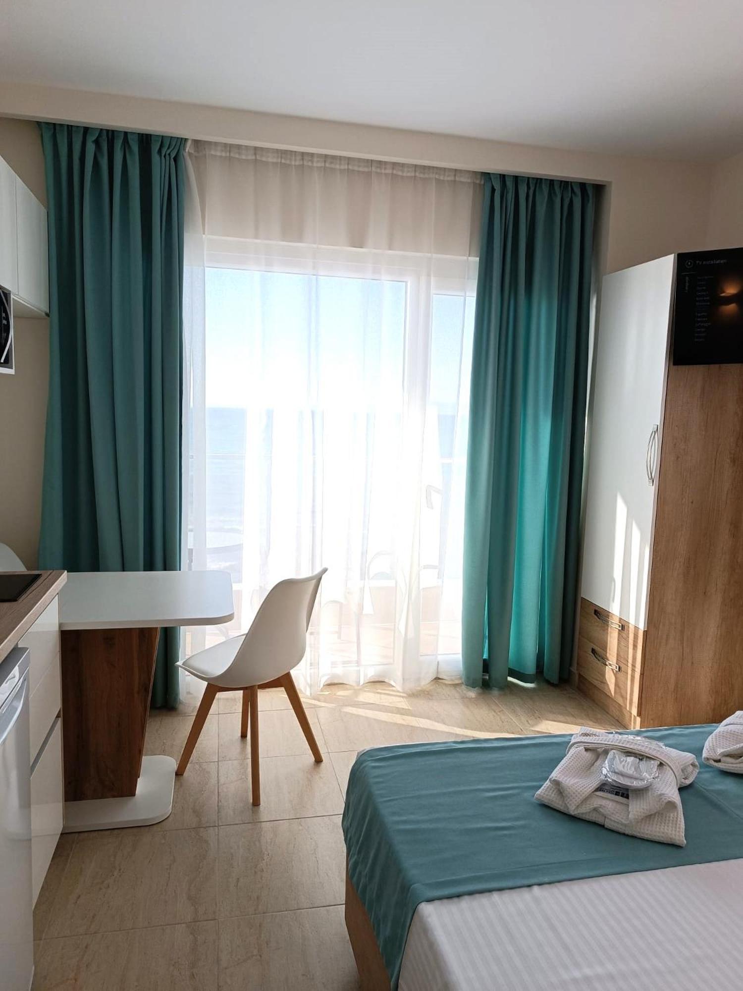 Navarino Luxe Suites Peraia  Exterior photo